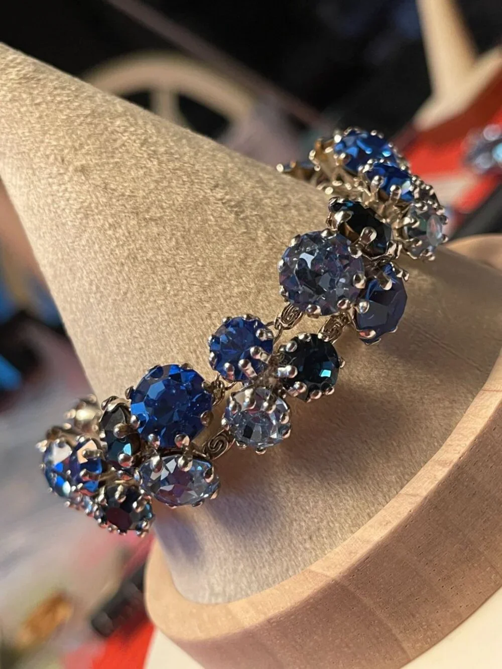 Vintage Prong-Set Blue Glass Stone Bracelet 1940s Style Unsigned Hattie Carnegie